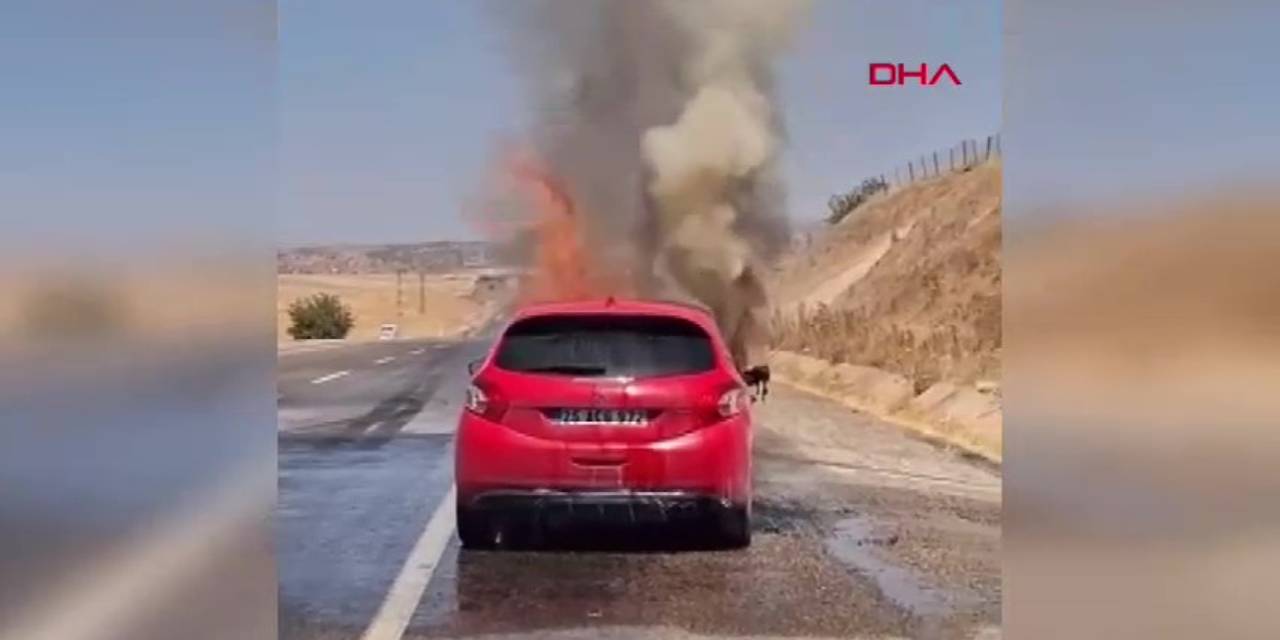 Seyir halindeki otomobil cayır cayır yandı