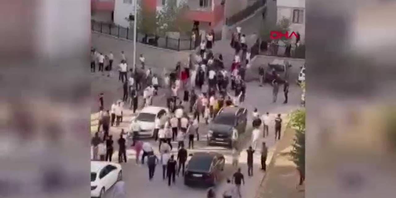 Çocukların kavgasına aileler de karıştı! Ortalık savaş alanına döndü