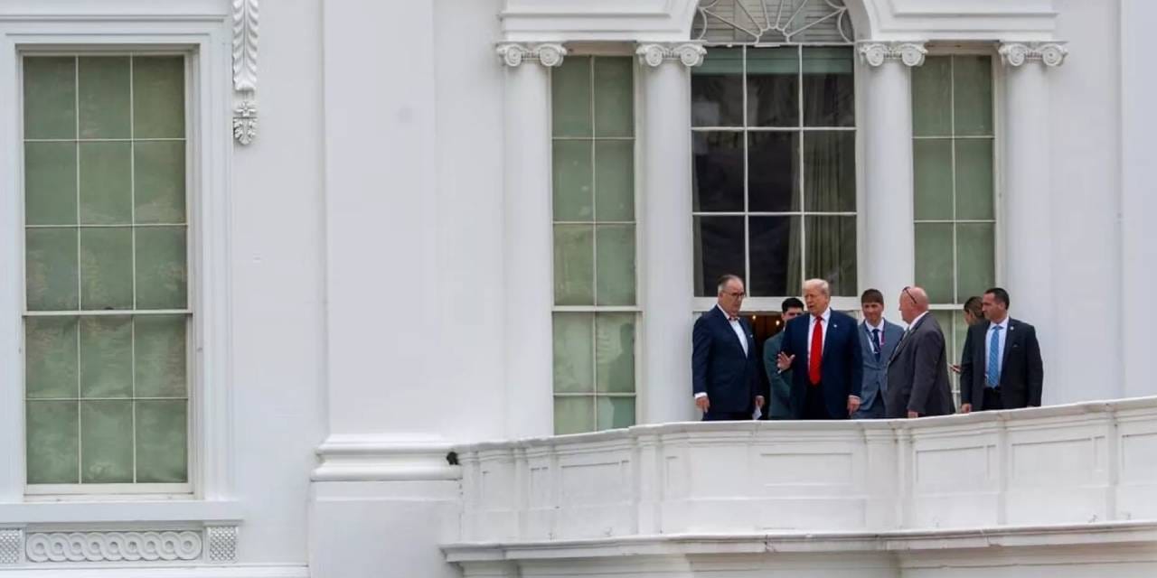 Trump Beyaz Saray'ın çatısına çıktı: Yürüyüş yapıyorum
