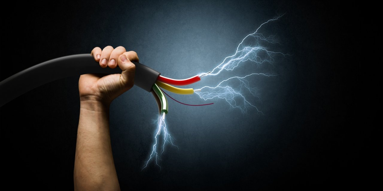 İşçiler onarım yaparken elektrik akımına kapıldılar