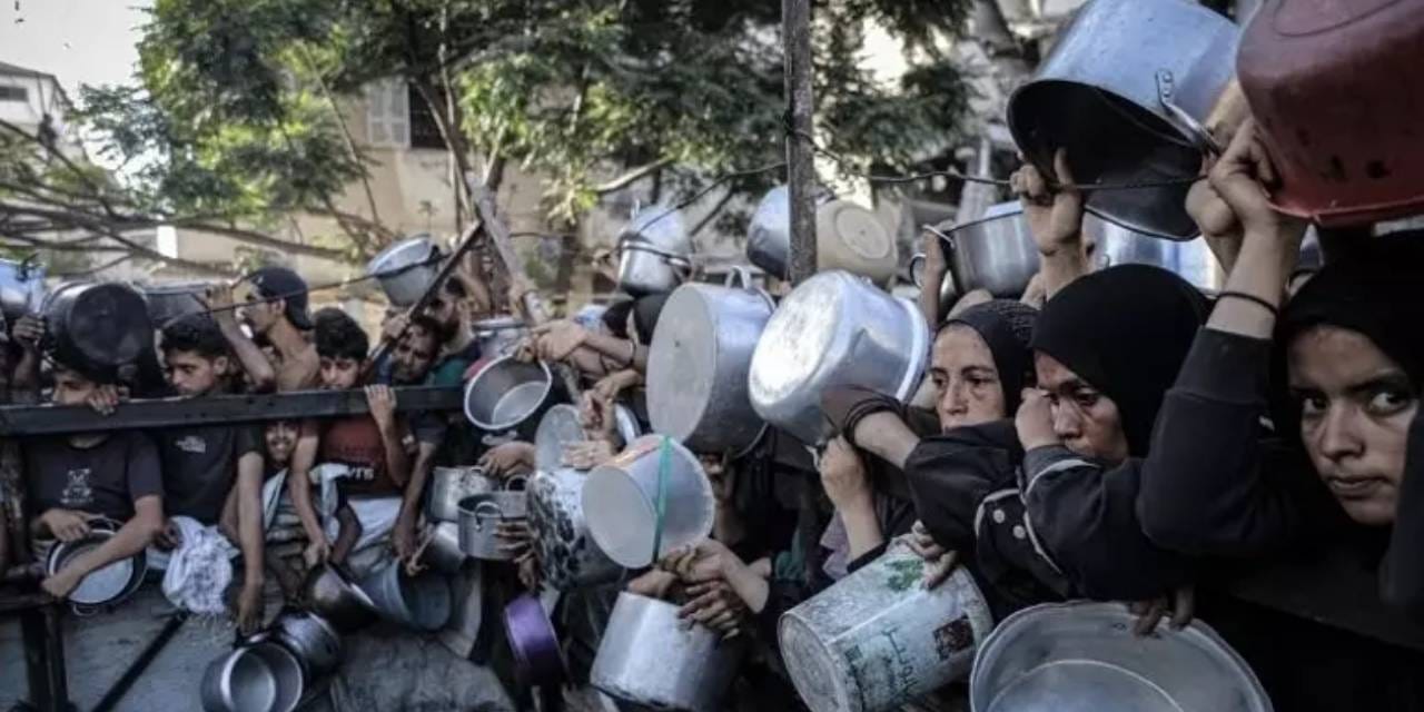 İsrail zorladı: 20 Filistinli TIR'ın altında can verdi