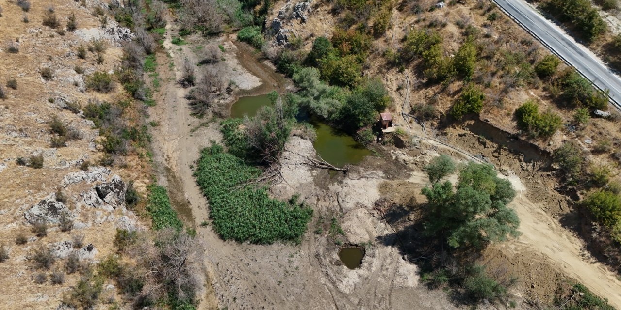 40 dereceyi aşan sıcaklıklar Teke Deresi'ni tamamen kuruttu