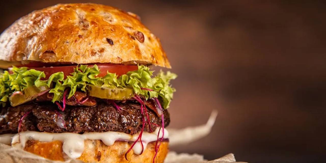 Ünlü Türk şefin hamburger fiyatı dudak uçuklattı!