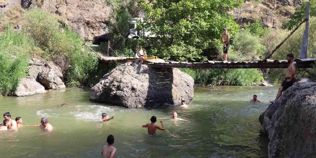 Akın akın geldiler: Sıcaktan bunalan soluğu orada aldı
