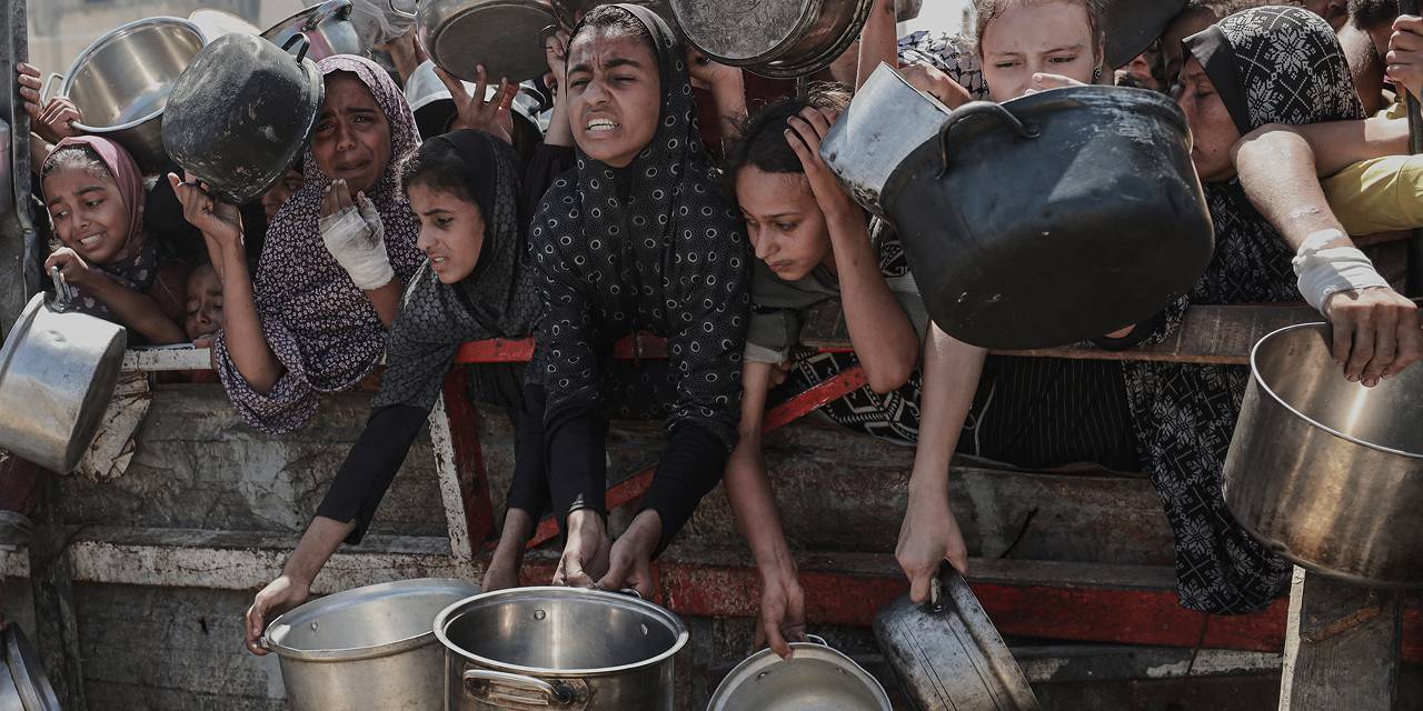 Gazze'de yardım tırı devrildi: 25 ölü