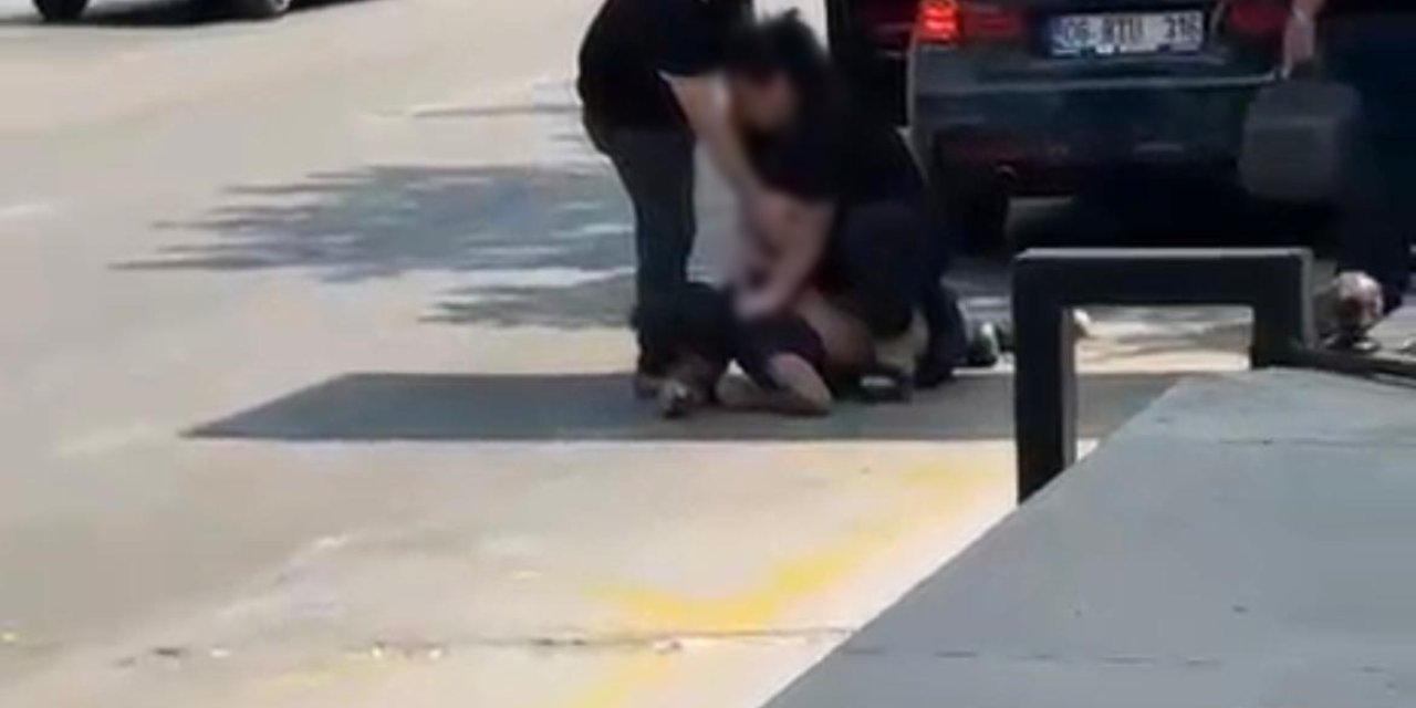 Eski kocasını sokak ortasında tekme tokat dövdü