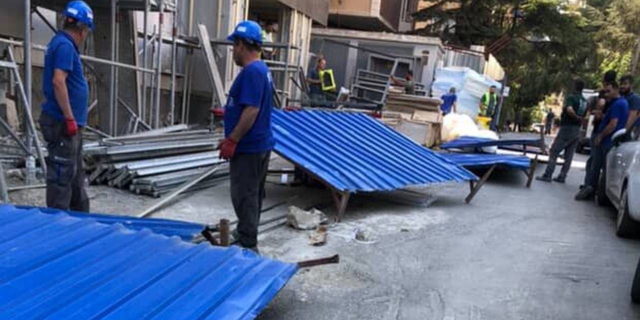 Rüzgarın savurduğu demir pano yoldan geçen kadının kafasına çarptı