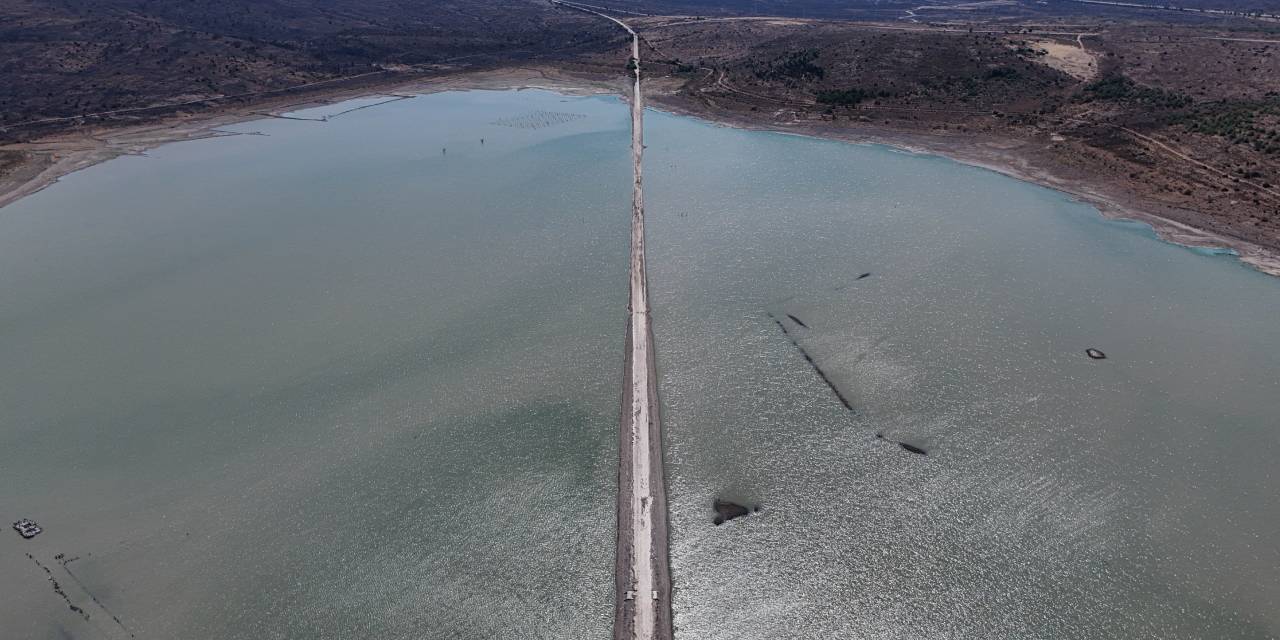Kuraklık tehdit ediyor: Baraj suyu geriledi, eski karayolu ortaya çıktı