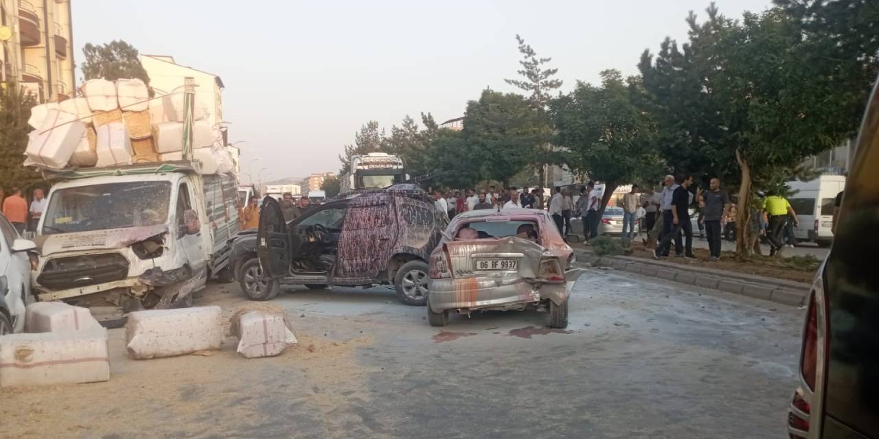 Bitlis'te feci kaza! Freni boşalan TIR önüne gelen aracı ezdi