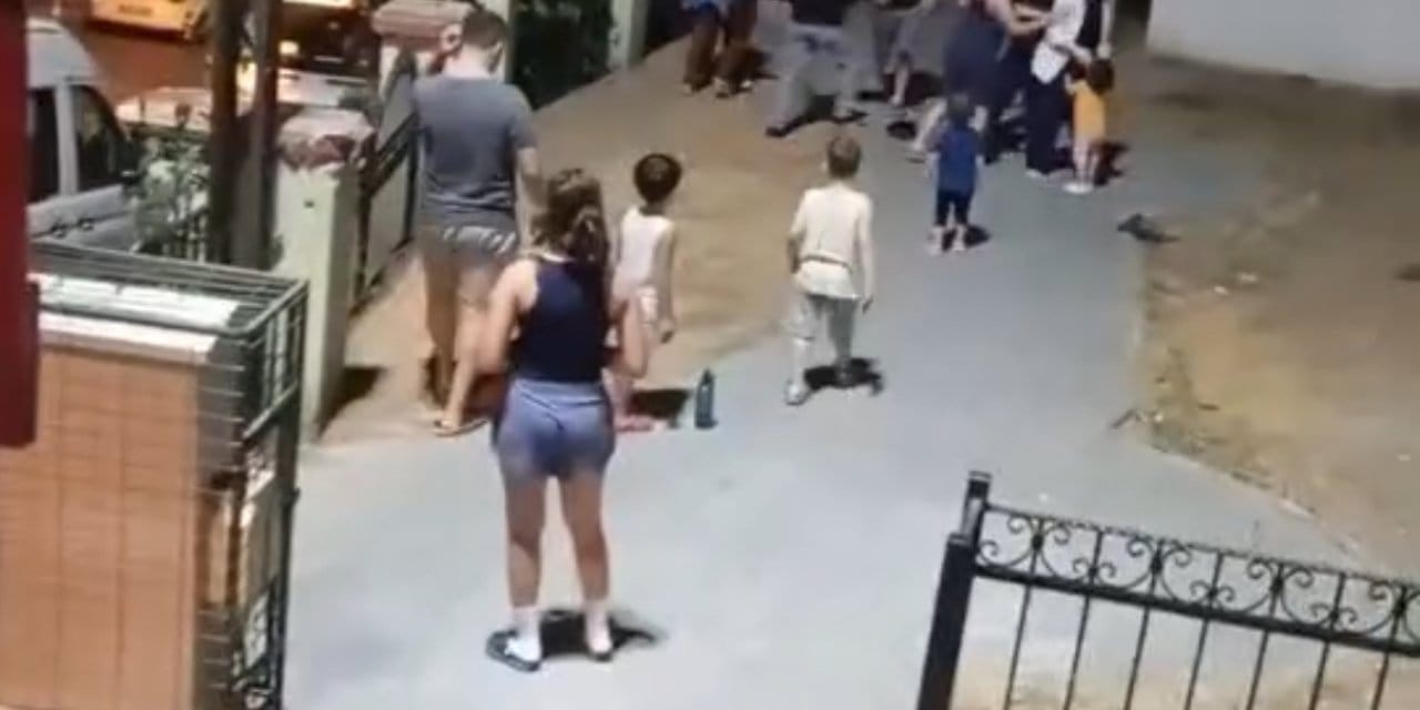 Çocukların oyunu annelerin kavgasıyla bitti! Oyun parkında saç saça baş başa kavga