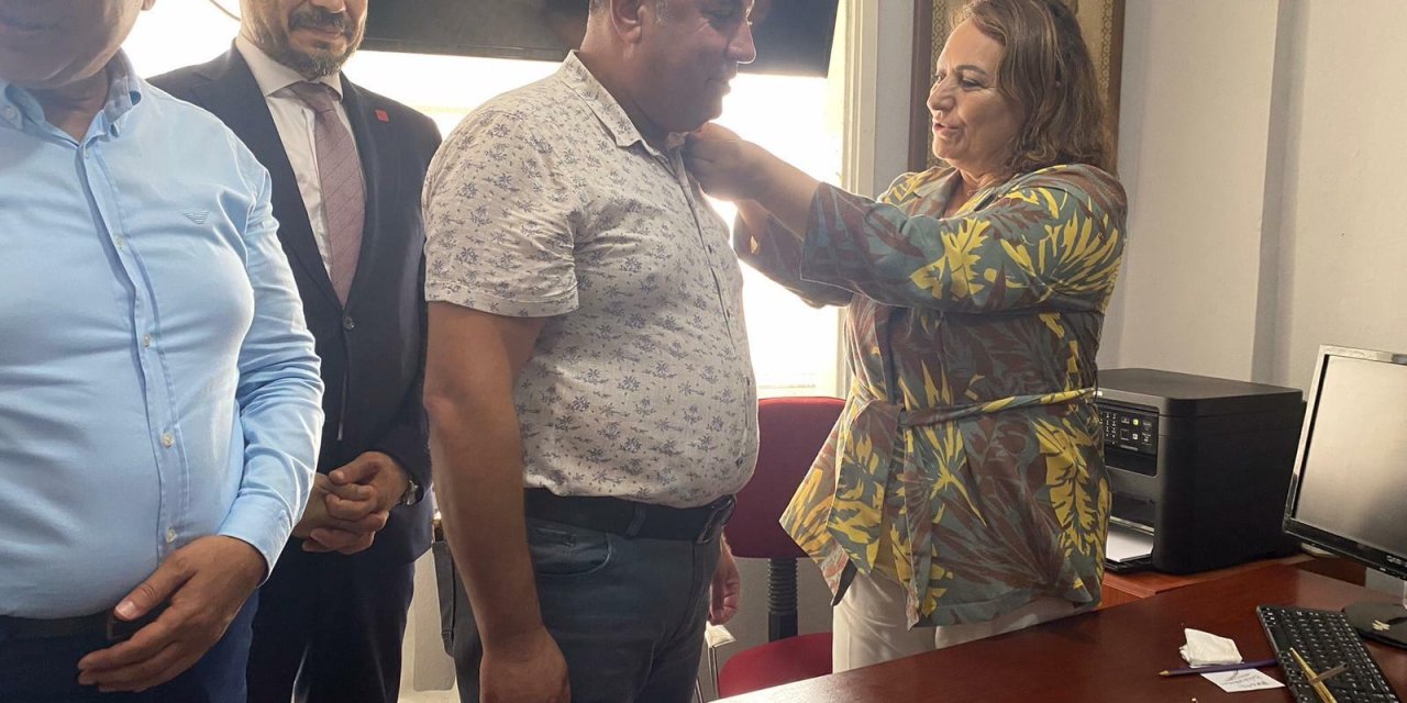 AKP'li meclis üyesi "Seyirci kalamam" diyerek CHP'ye katıldı