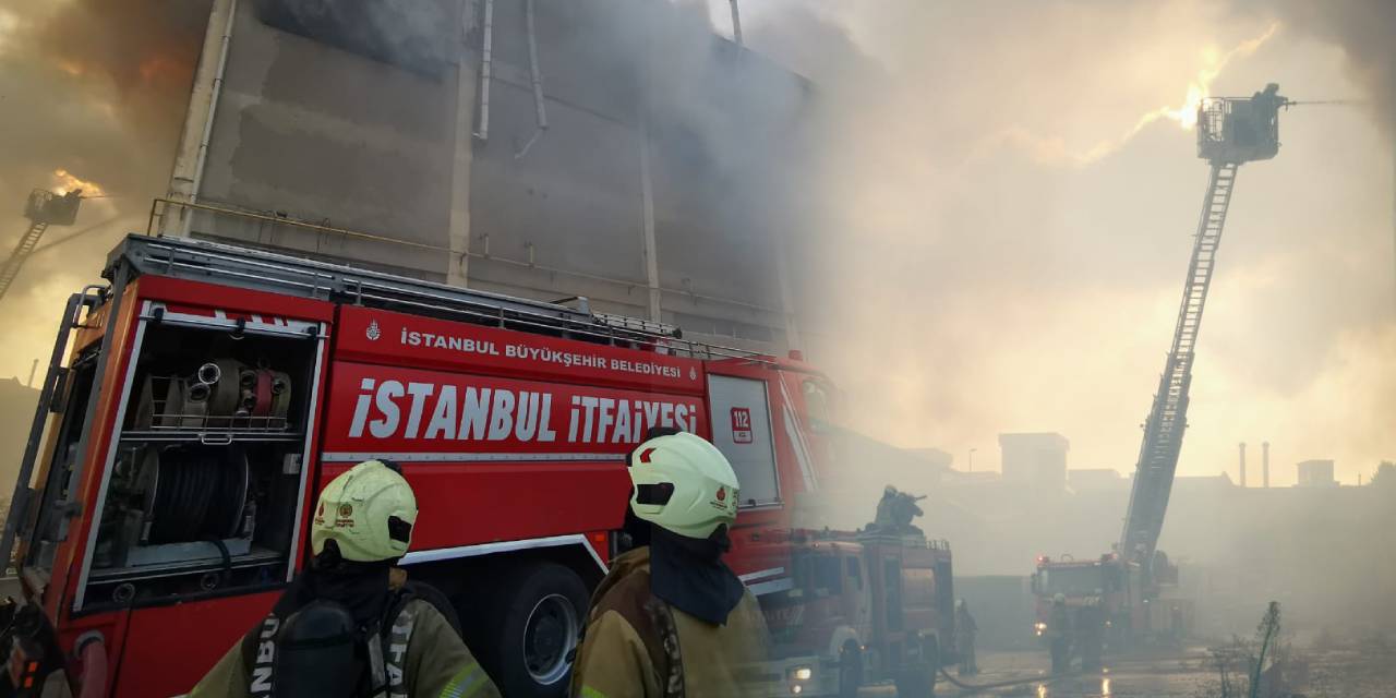 Fabrika yangını yürekleri ağza getirdi! 6 saatin ardından kontrol altında
