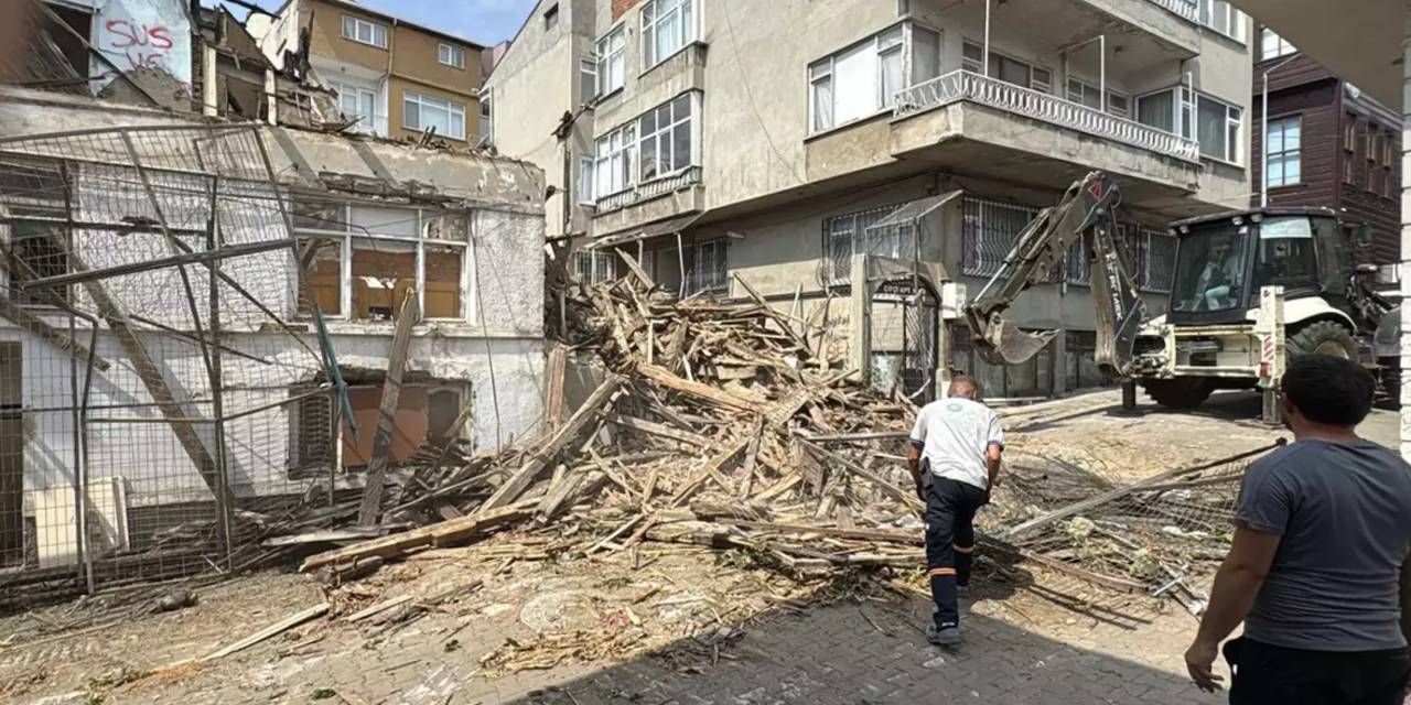 Çökme tehlikesi yaratan metruk bina yıkıldı