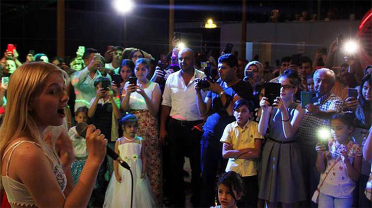 Aleyna Tilki memleketi Konya'da amcasının düğününde şarkı söyledi