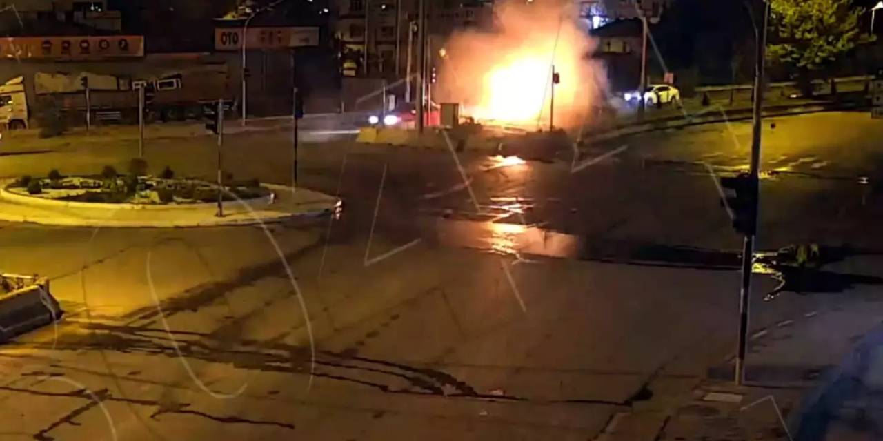 Bariyere çarpan araç alev topuna döndü! O anlar böyle görüntülendi