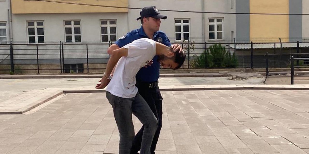 Polisin serçe parmağını ısırarak kopardı