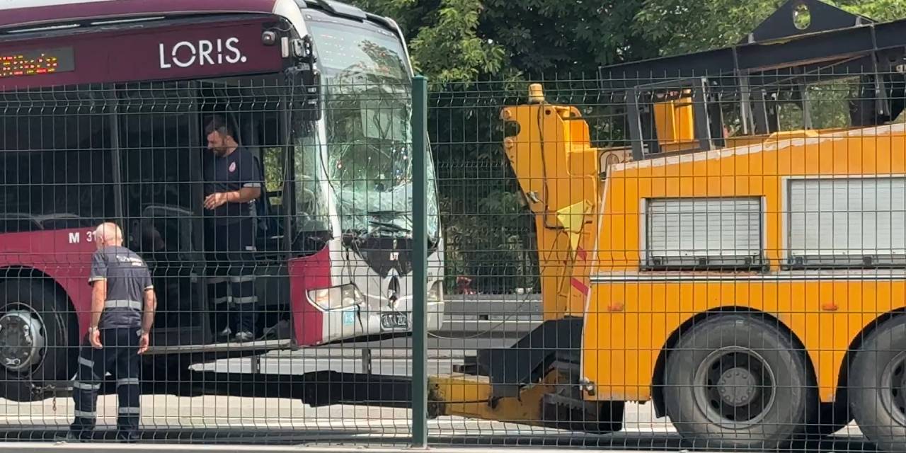 Esenyurt'ta metrobüs durakta bekleyen araca çarptı!