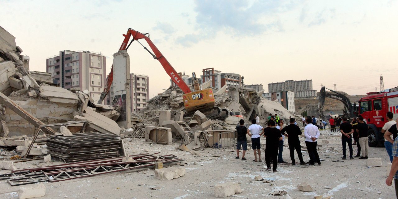 Ağır hasarlı bina yıkılırken çöktü; operatör öldü