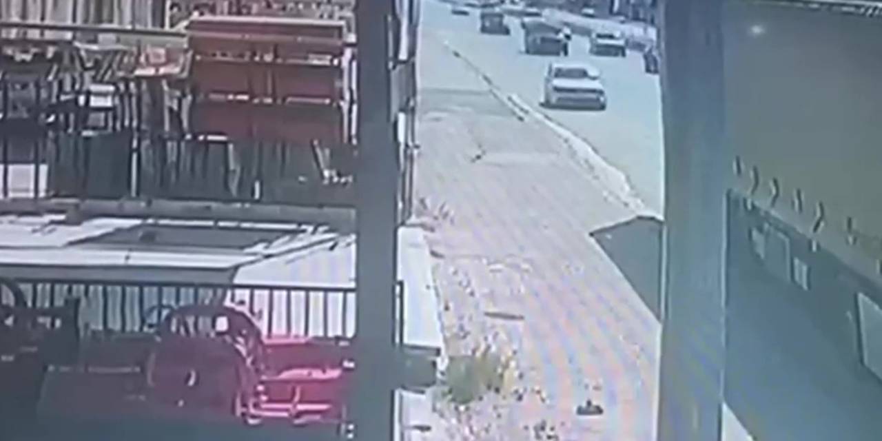 Park halindeki TIR'a çarpan araçtaki 4 kişi yaralandı