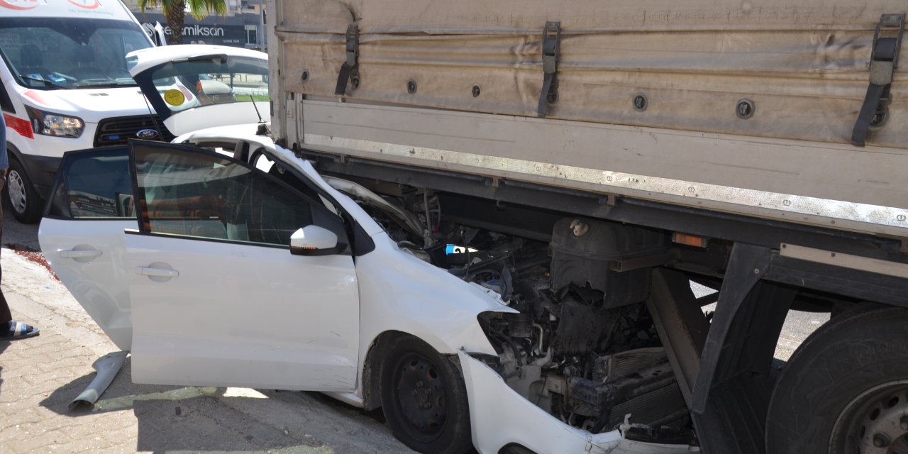 Antalya'da feci kaza: Park halindeki tırın altına girdi