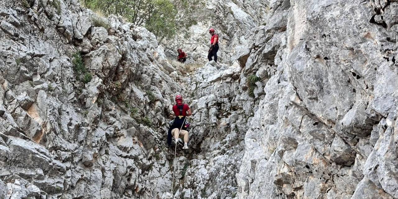 Yamaç paraşütü kabusla bitti: 1000 metre yükseklikteki sarp kayalıklara düştüler
