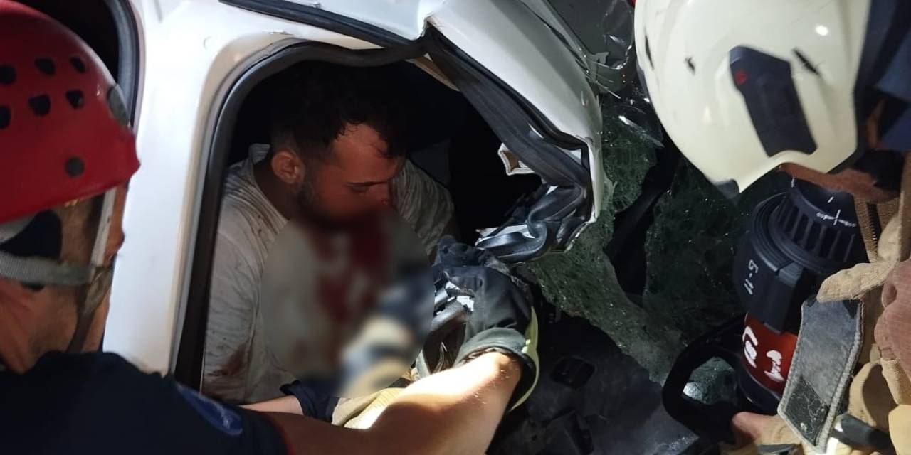 Emniyet şeridinde duran araca çarptı: 1'i ağır 3 yaralı