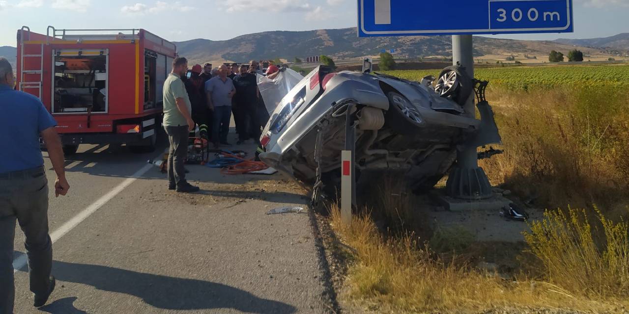 Yol kenarında asılı kaldı: Keserek kurtardılar