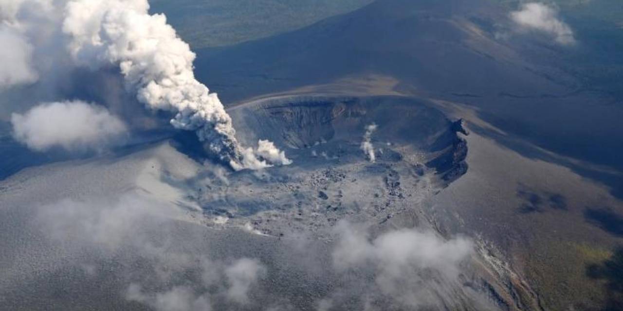 Yanardağda patlama! 3 kilometrelik kül bulutu yükseldi