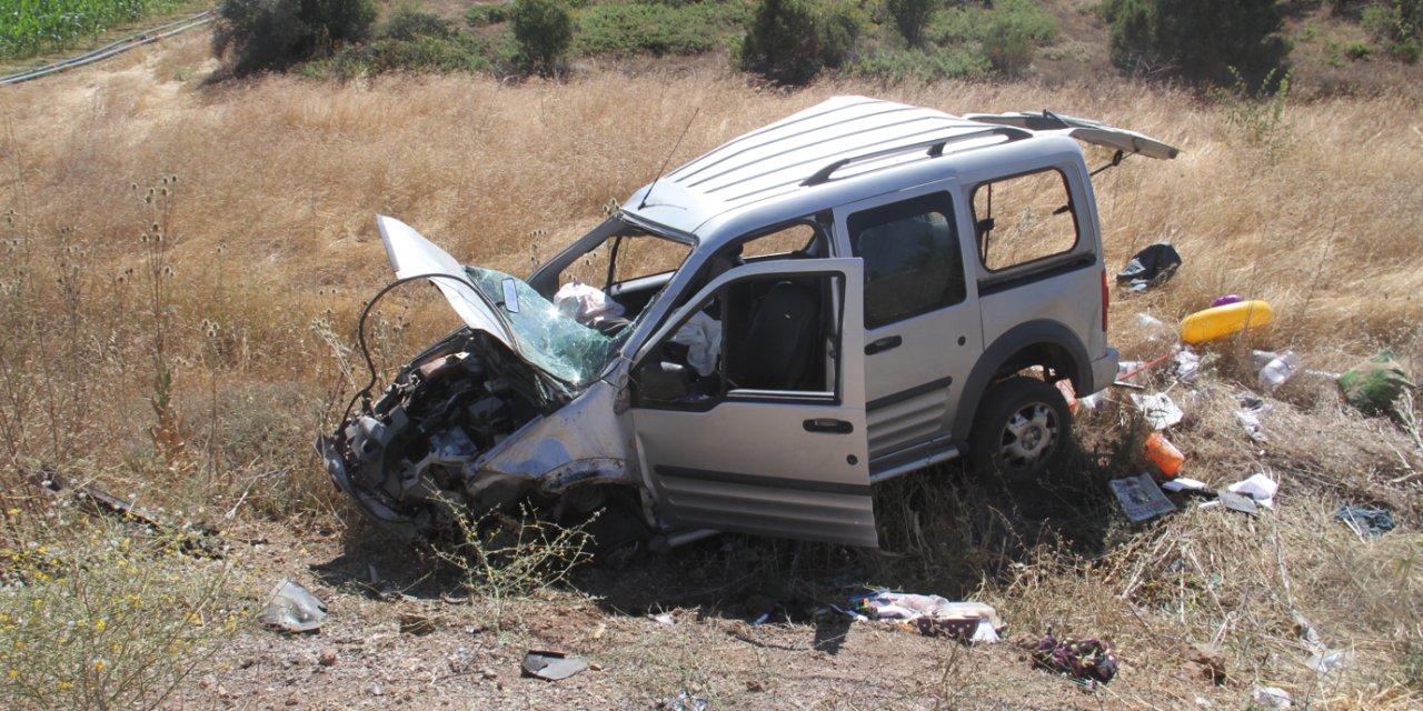 Beton direğe çarpan araçta 5 kişi yaralandı