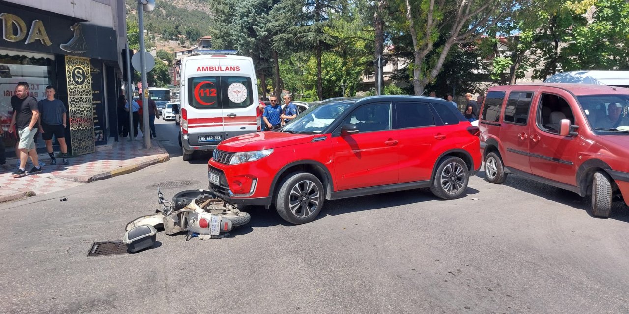 Trafik kazası kamerada: Elektrikli bisiklet ile otomobil çarpıştı