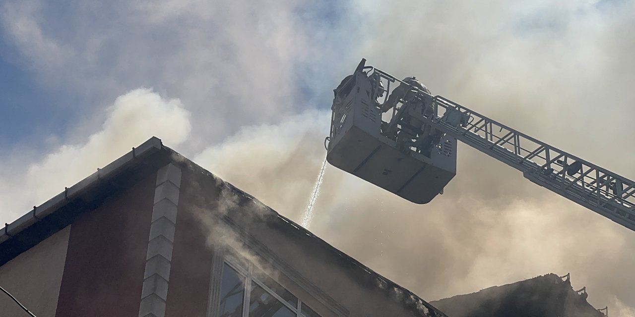 Esenler'de çatı yangını! 3 apartmanda hasar oluştu