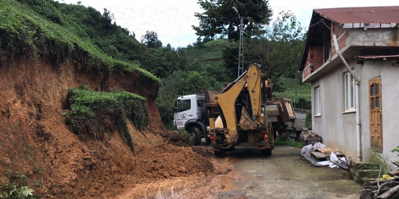Rize'de yoğun yağışların ardından heyelanlar meydana geldi! Köy yolları kapandı
