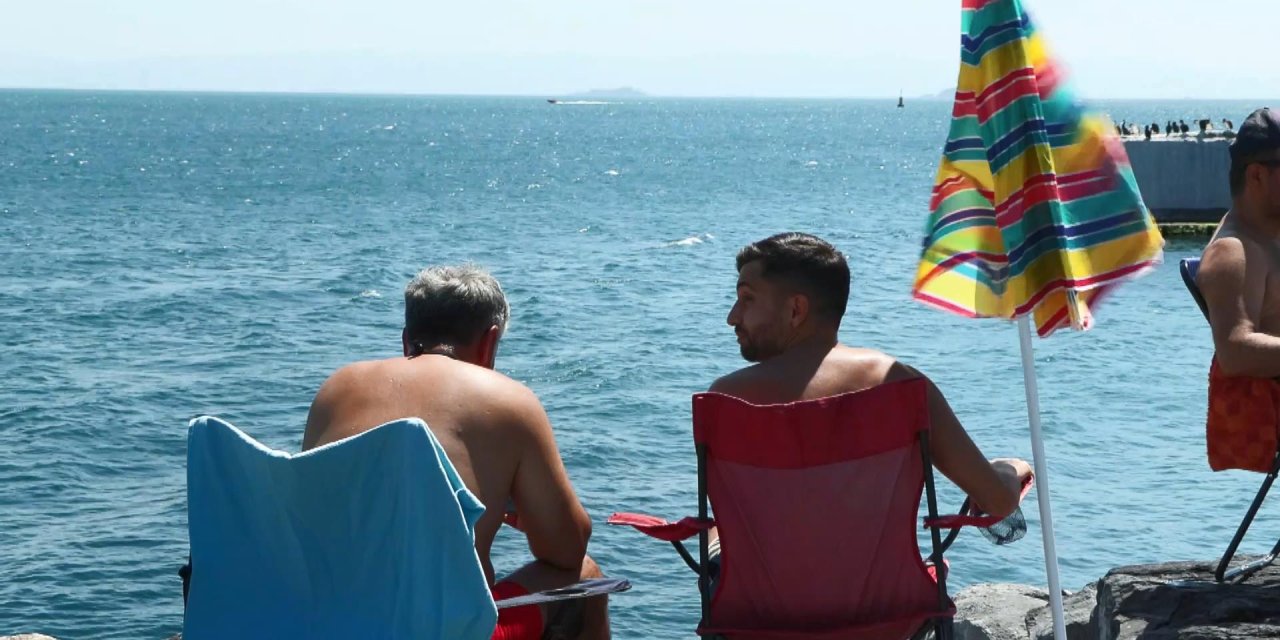 İstanbul’da sıcak havadan kaçanlar Sirkeci Sahili’ne akın etti