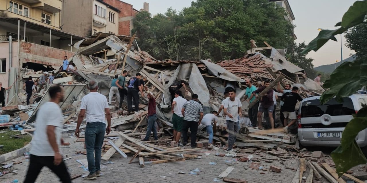 Şiddetli depremin ardından en az 10 bina yıkıldı