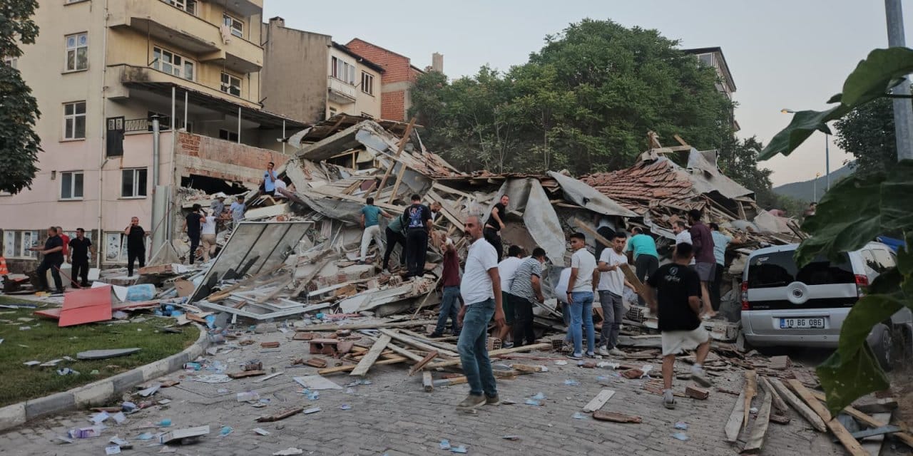SON DAKİKA! Balıkesir'de 6.1 büyüklüğünde deprem: Ondan fazla bina yıkıldı enkaz altında kalanlar var
