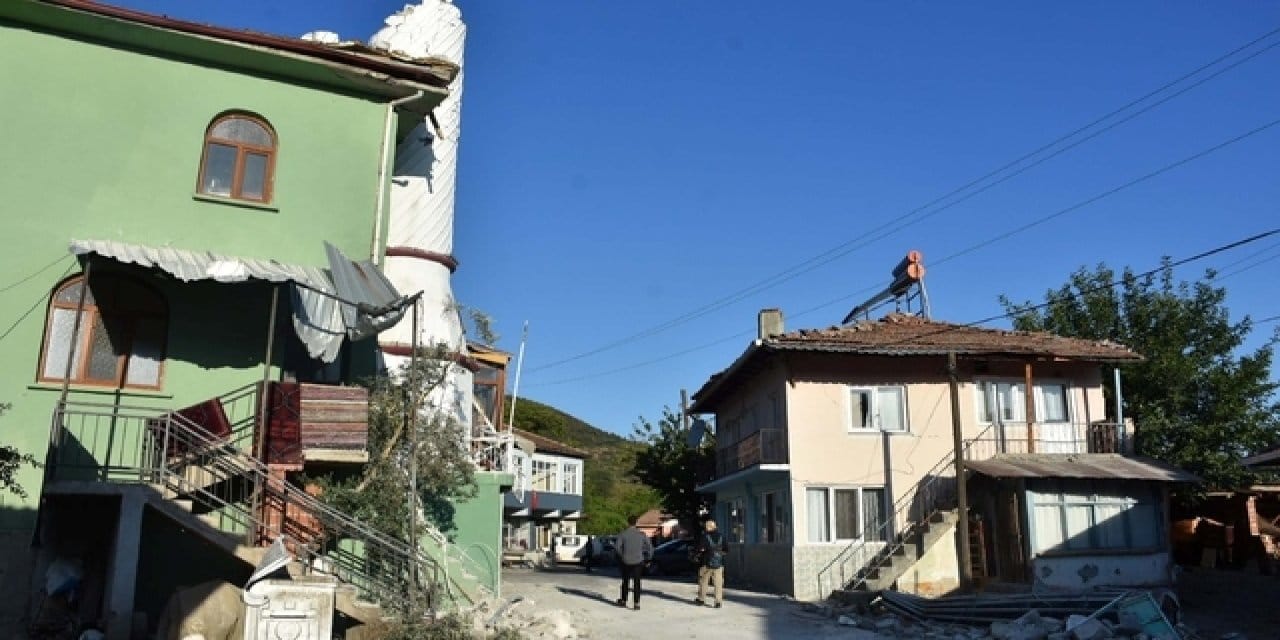 6.1'lik deprem minareyi yıktı