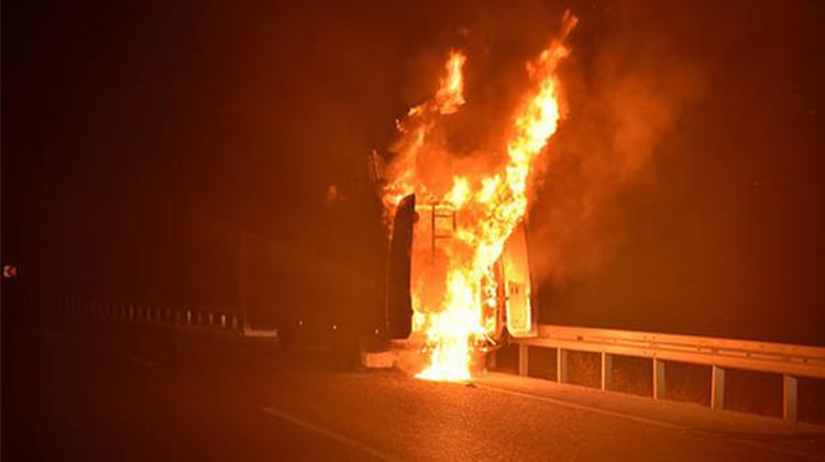 Adana'da bir araç seyir halindeyken yandı