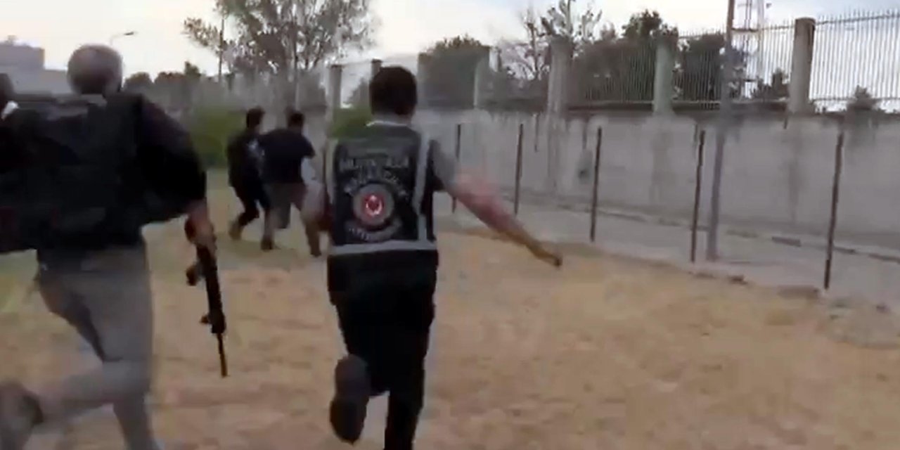 Film gibi operasyon! Polis yüzlerce kilo uyuşturucu yakaladığı TIR'ın geçişine izin verdi