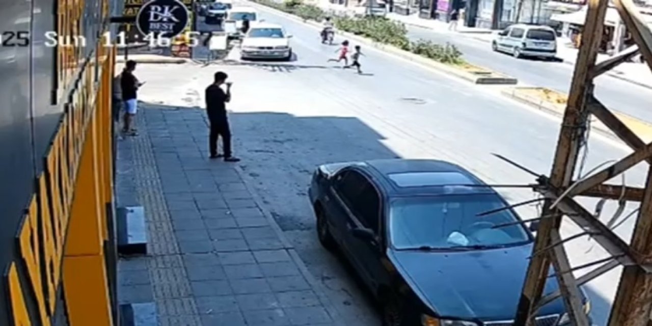 Mersin’de yolun karşısına geçmek isteyen iki kardeşe motosiklet çarptı! 1 ölü