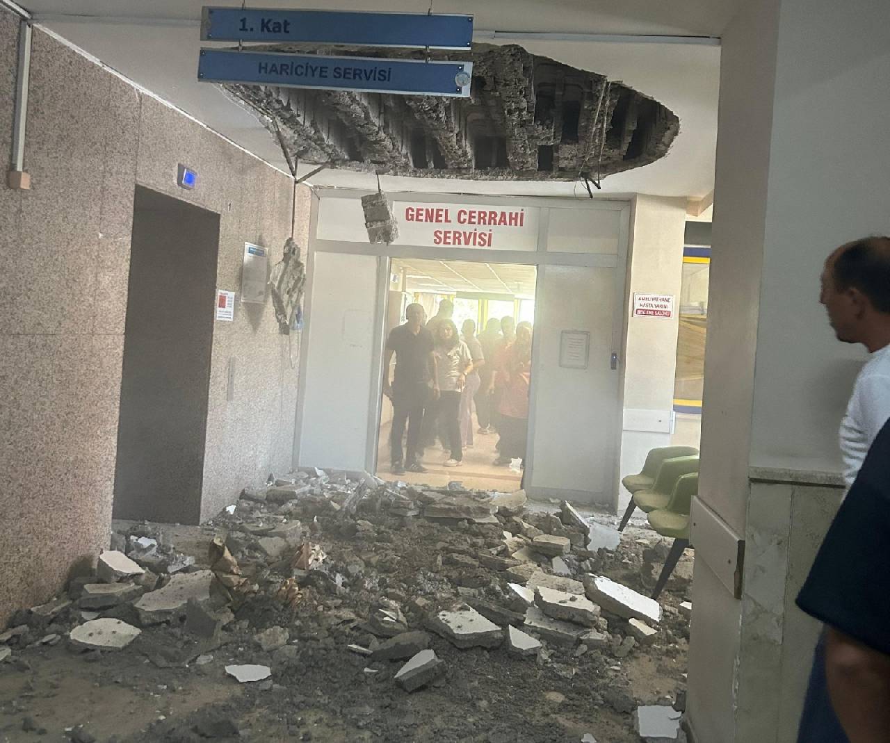 Çürük raporu verilmişti: Denizli Devlet Hastanesi'nin tavanı çöktü!