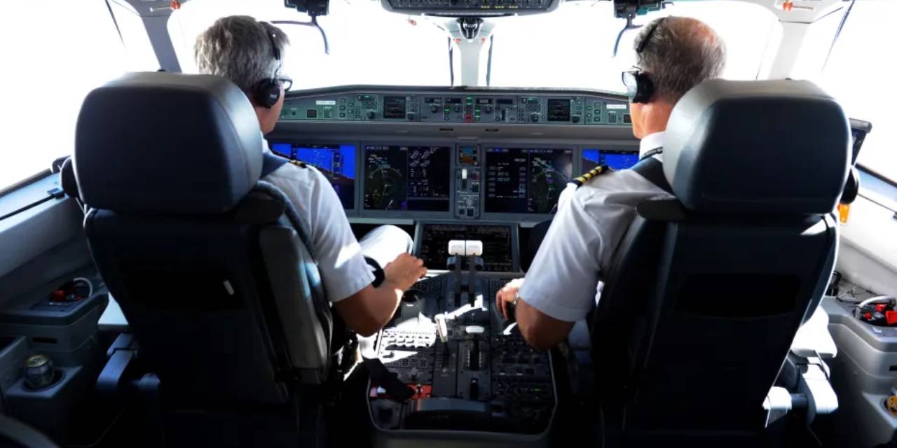 Tatile giden yolcular şok oldu: Uçağın pilotu çırılçıplak soyunup dans etti
