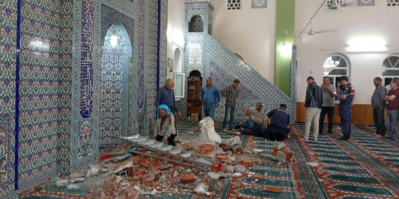 Camide kıldıkları namazdan sonra üzerlerine tuğla düştü! 1 ölü 1 yaralı