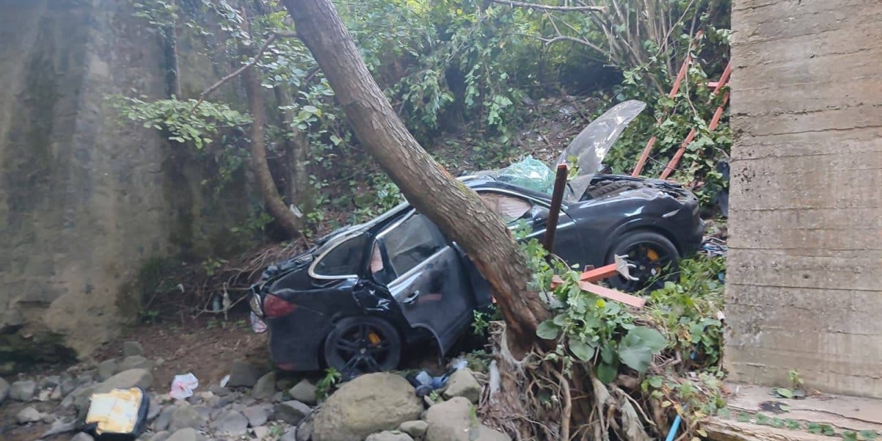 Samsun'da feci kaza! Otomobil köprüden uçtu: 1 çocuk öldü, 2'si çocuk 3 yaralı