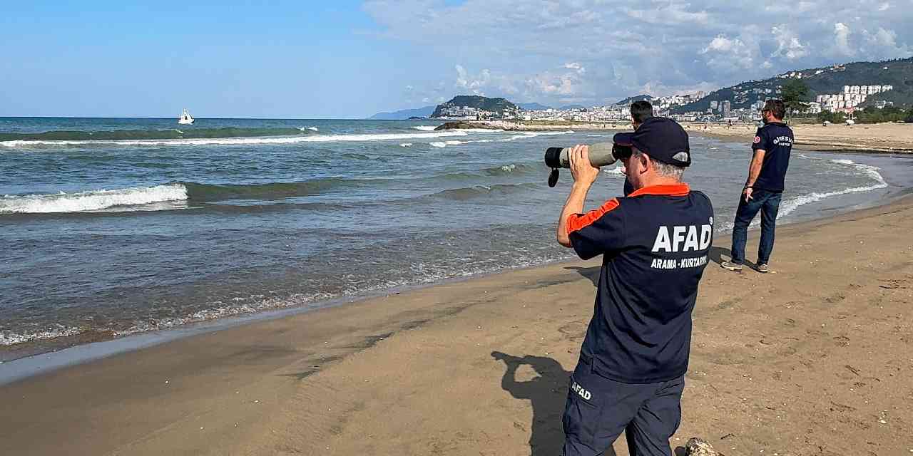 Denize girdi kayboldu: Tüm ekipler arıyor