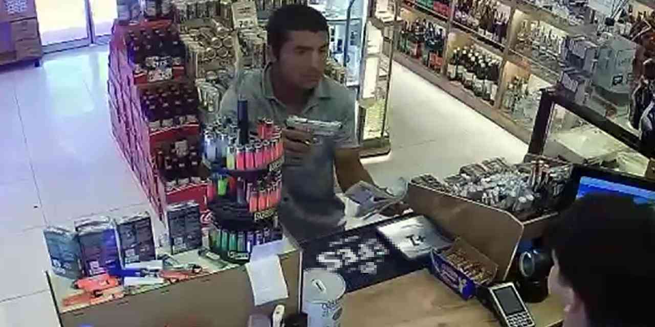 Kasiyeri kurusıkı tabancayla tehdit edip, 5 bin lirayı gasp etti: Film gibi soygun kamerada