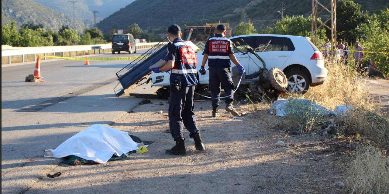 Böbreğini verdiği oğluyla birlikte kazada hayatını kaybetti