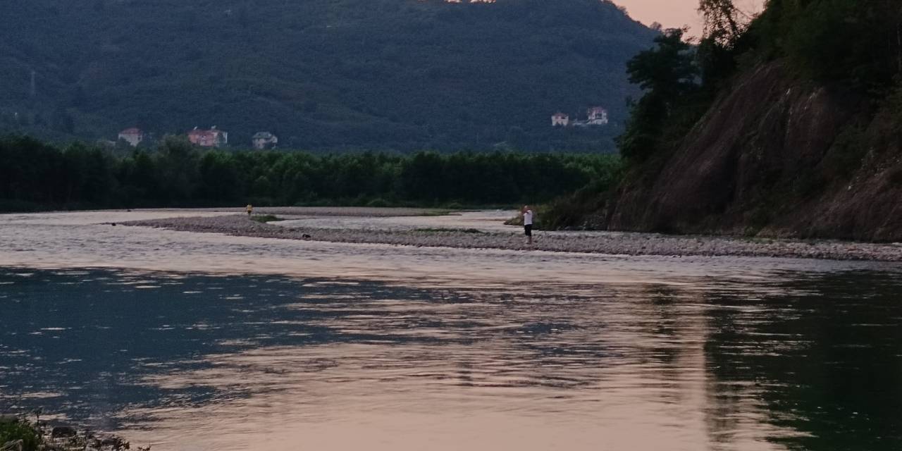 Su bir anda coştu: Amatör balıkçılar çayda mahsur kaldı