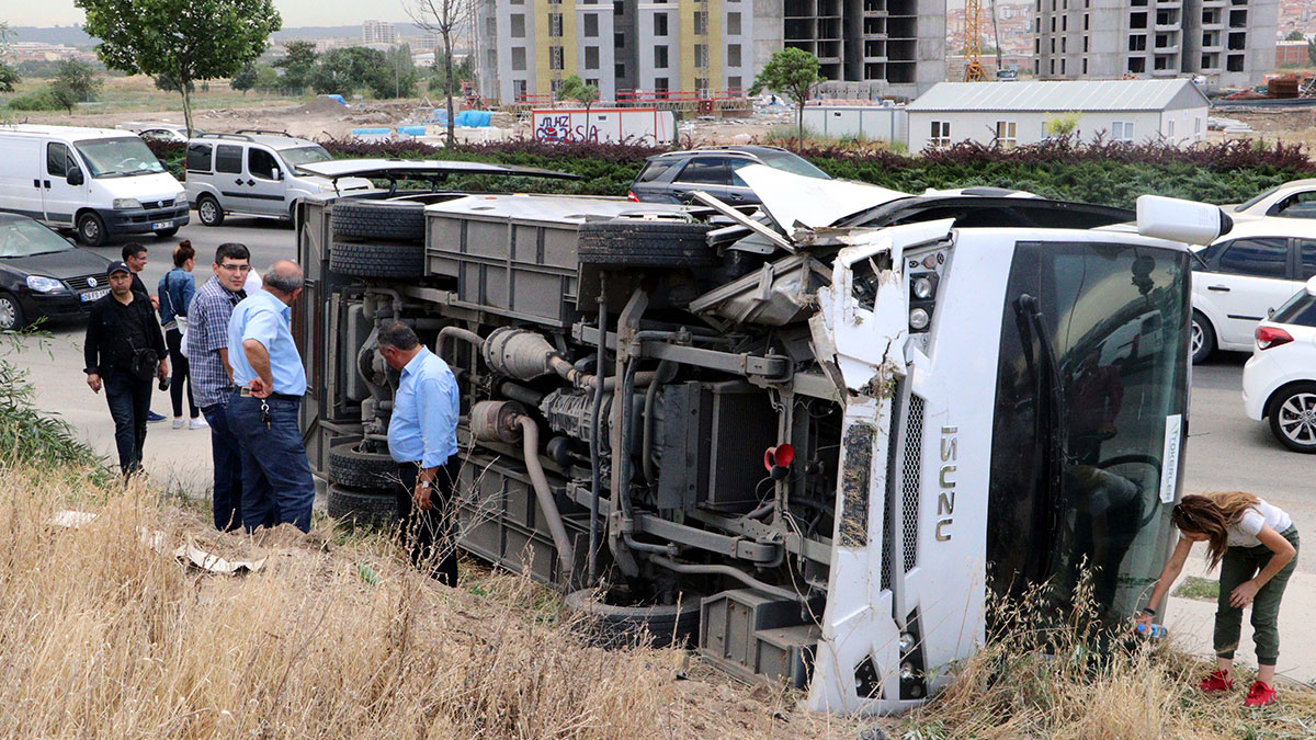 Ankara'da işçi servisi devrildi: 2'si ağır 14 yaralı