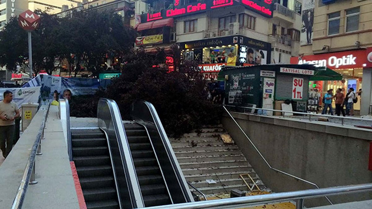 Kızılay metro çıkışında bir ağaç devrildi: 3 yaralı