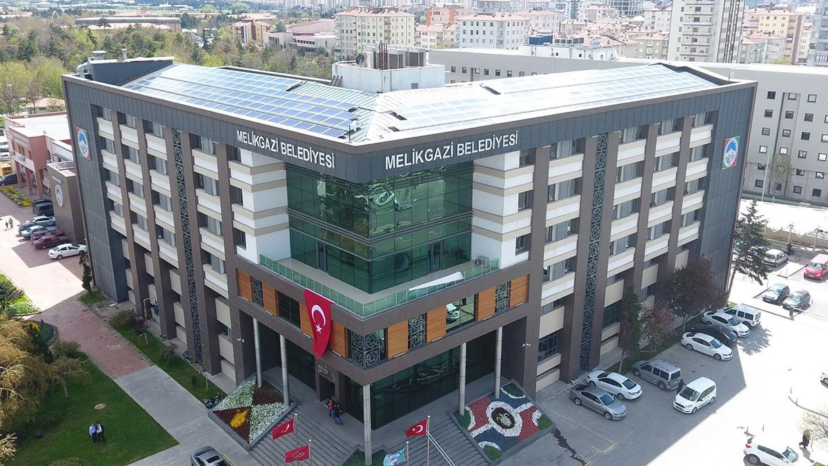 AKP'li başkan "Maliyet yüksek, T.C. ibaresi ekleyemeyiz " demişti, 50 kazan etli pilav dağıttı